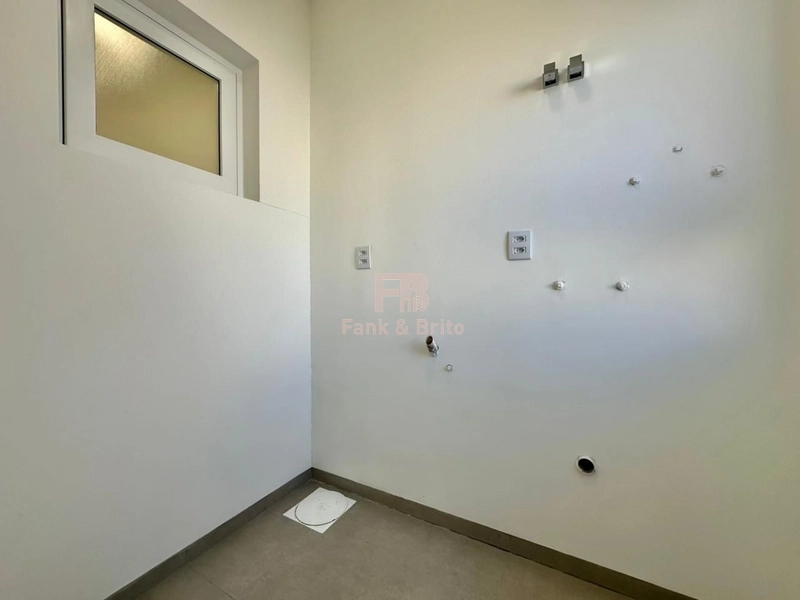 SOBRADO À VENDA EM CAPÃO DA CANOA PRONTO PARA USO JUNTO AO MAR: 17ª foto da galeria de imagens do imóvel