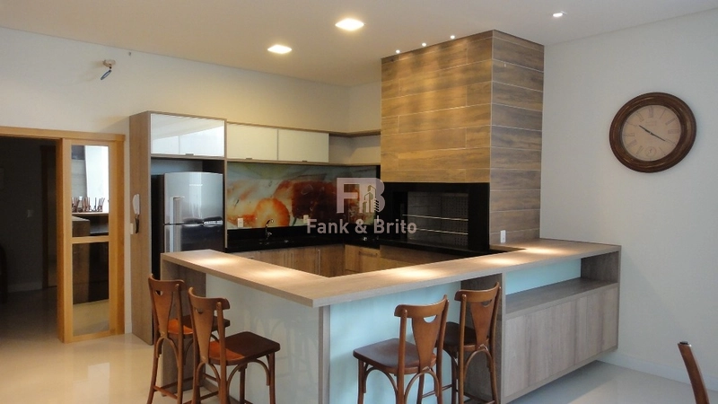 CASA SUSPENSA, DE FRENTE PARA LINDA PRAÇA!: 6ª foto da galeria de imagens do imóvel