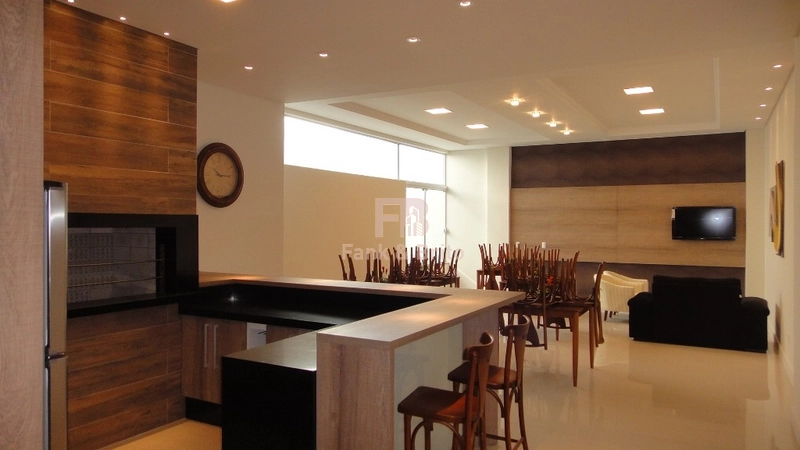 CASA SUSPENSA, DE FRENTE PARA LINDA PRAÇA!: 3ª foto da galeria de imagens do imóvel