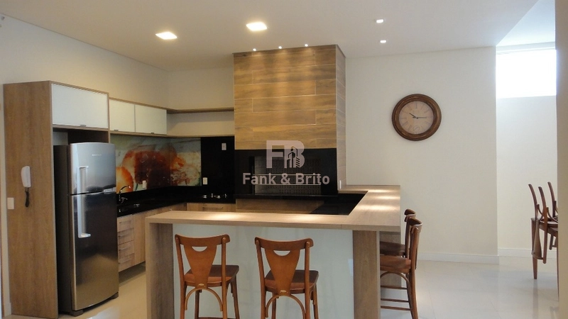 CASA SUSPENSA, DE FRENTE PARA LINDA PRAÇA!: 4ª foto da galeria de imagens do imóvel