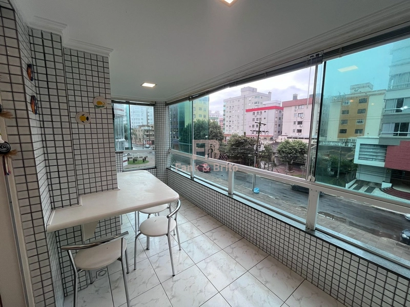 JUNTO A PRAÇA FLAVIO BOIANOVISK! SACADA DE FRENTE COM CHURRASQUEIRA: 6ª foto da galeria de imagens do imóvel