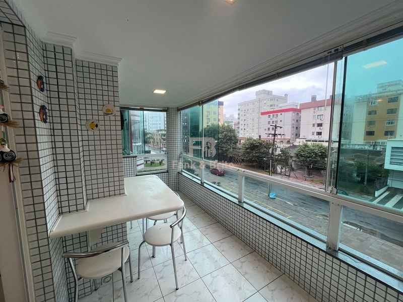 JUNTO A PRAÇA FLAVIO BOIANOVISK! SACADA DE FRENTE COM CHURRASQUEIRA: 3ª foto da galeria de imagens do imóvel