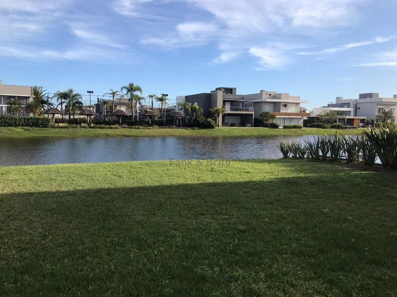 RARIDADE NO ENSEADA LAGOS DE XANGRI-LÁ: 1ª foto da galeria de imagens do imóvel