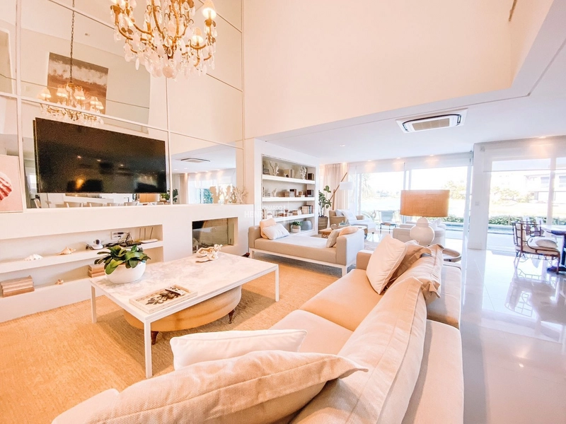 Sobrado com 05 suítes na beira do lago no ENSEADA: 3ª foto da galeria de imagens do imóvel