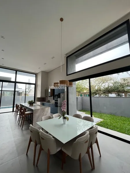 Casa com padrão AA, localização privilegiada em Atlântida.: 4ª foto da galeria de imagens do imóvel