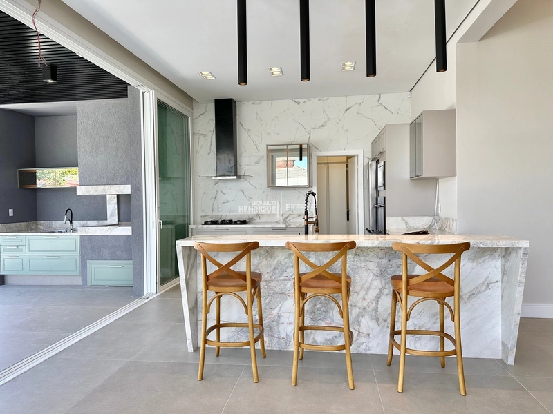 Casa com padrão AA, localização privilegiada em Atlântida.: 5ª foto da galeria de imagens do imóvel