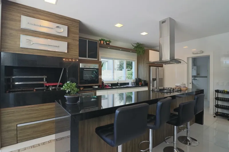 LINDÍSSIMA CASA EM CONDOMÍNIO COM QUATRO SUÍTES: 8ª foto da galeria de imagens do imóvel