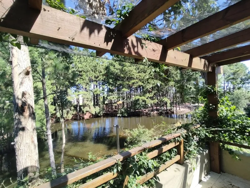 Sobrado beira lago em condomínio fechado de Atlântida: 20ª foto da galeria de imagens do imóvel