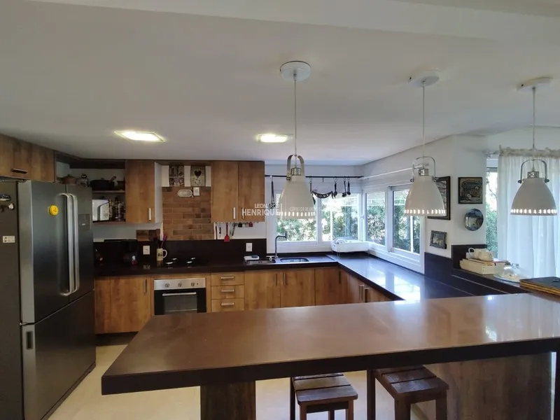 Sobrado beira lago em condomínio fechado de Atlântida: 4ª foto da galeria de imagens do imóvel