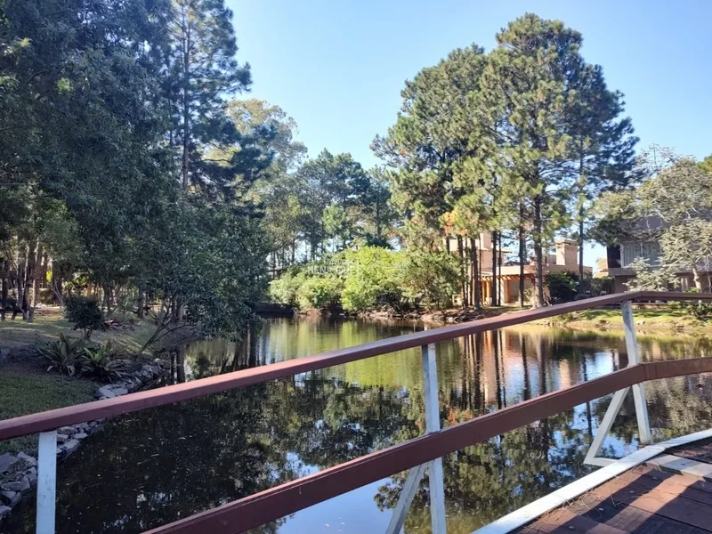 Sobrado beira lago em condomínio fechado de Atlântida: 28ª foto da galeria de imagens do imóvel