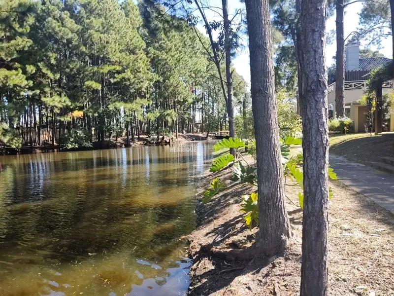 Sobrado beira lago em condomínio fechado de Atlântida: 25ª foto da galeria de imagens do imóvel
