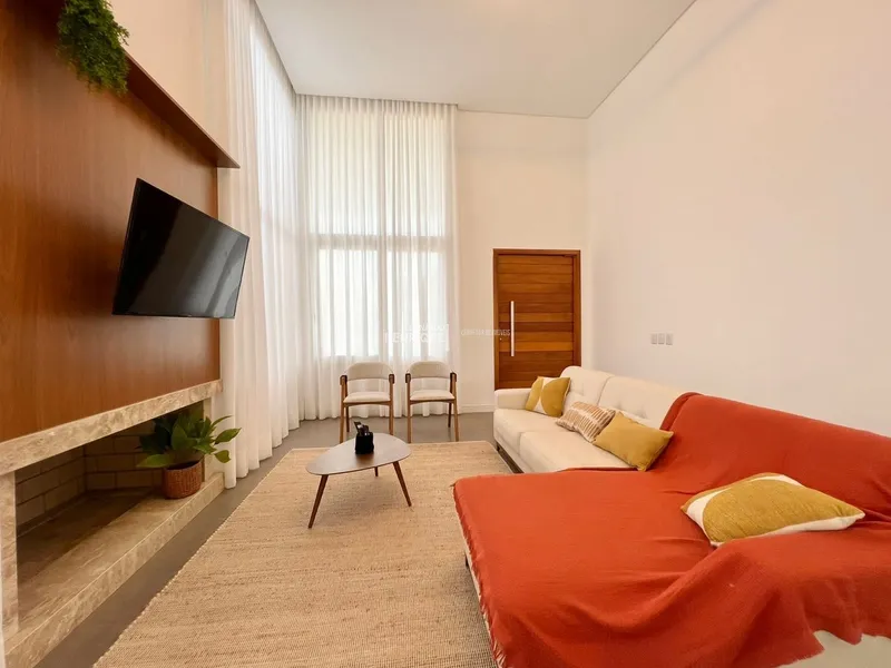 Linda casa de frente para área verde.: 4ª foto da galeria de imagens do imóvel