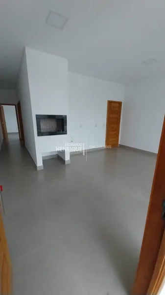 LINDA CASA COM DOIS DORMITÓRIOS: 2ª foto da galeria de imagens do imóvel