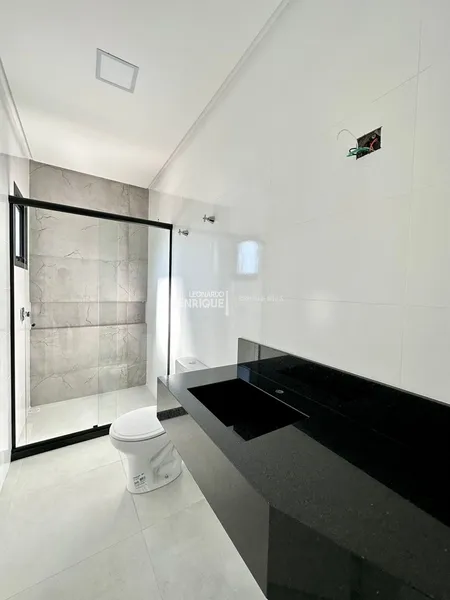 LINDA CASA COM TRÊS DORMITÓRIOS: 3ª foto da galeria de imagens do imóvel