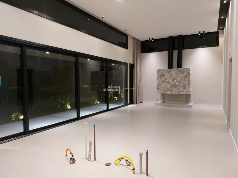 BELÍSSIMA CASA DE QUATRO SUÍTES EM CONDOMÍNIO: 3ª foto da galeria de imagens do imóvel