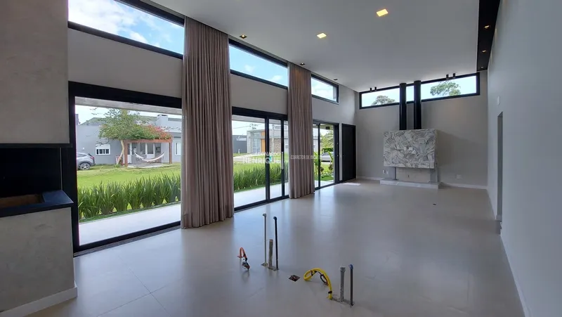 BELÍSSIMA CASA DE QUATRO SUÍTES EM CONDOMÍNIO: 4ª foto da galeria de imagens do imóvel