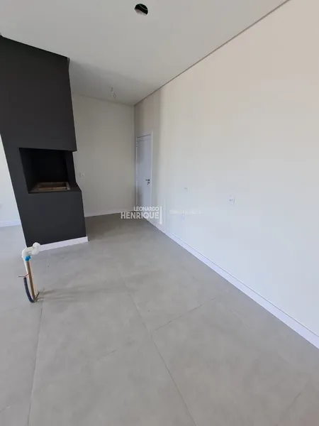 LINDA CASA DE DOIS DORMITÓRIOS PRÓXIMO AO MAR: 2ª foto da galeria de imagens do imóvel