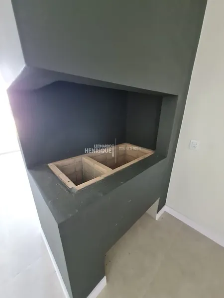 LINDA CASA DE DOIS DORMITÓRIOS PRÓXIMO AO MAR: 3ª foto da galeria de imagens do imóvel