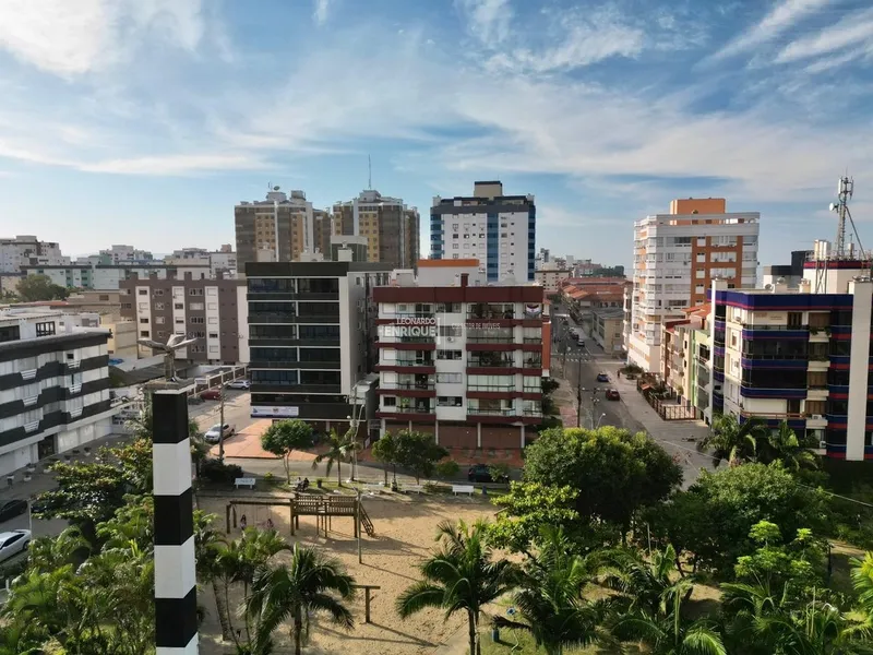 APARTAMENTO À VENDA JUNTO A PRAÇA DO FAROL E A POUCOS PASSOS DO MAR: 2ª foto da galeria de imagens do imóvel