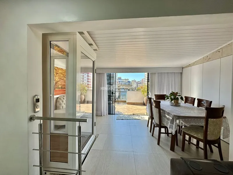 COBERTURA DE FRENTE PARA PRAÇA FLÁVIO BOIANOVSKI: 9ª foto da galeria de imagens do imóvel