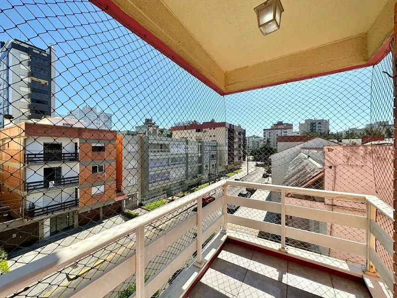 APARTAMENTO COM SACADA DE FRENTE JUNTO AO MAR E PRAÇA: 1ª foto da galeria de imagens do imóvel
