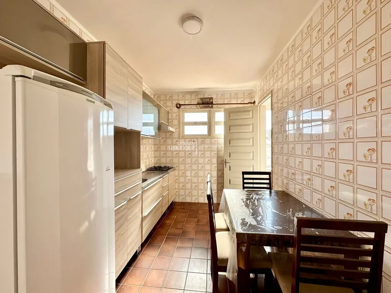 APARTAMENTO COM SACADA DE FRENTE JUNTO AO MAR E PRAÇA: 10ª foto da galeria de imagens do imóvel