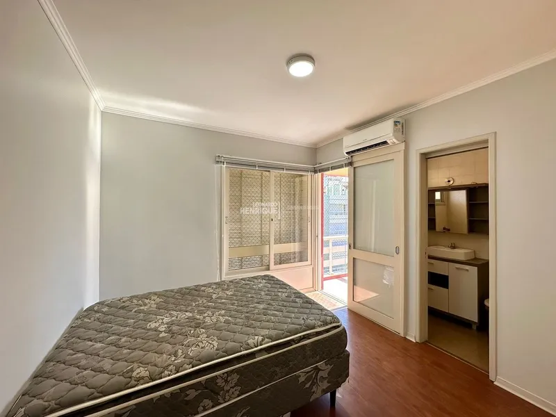 APARTAMENTO COM SACADA DE FRENTE JUNTO AO MAR E PRAÇA: 19ª foto da galeria de imagens do imóvel