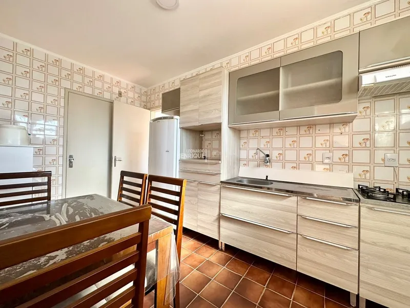 APARTAMENTO COM SACADA DE FRENTE JUNTO AO MAR E PRAÇA: 14ª foto da galeria de imagens do imóvel