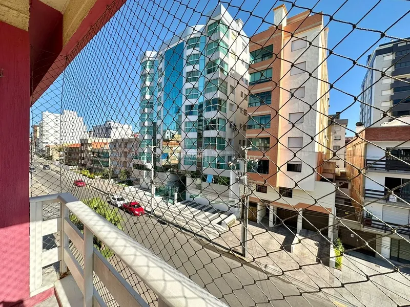 APARTAMENTO COM SACADA DE FRENTE JUNTO AO MAR E PRAÇA: 8ª foto da galeria de imagens do imóvel