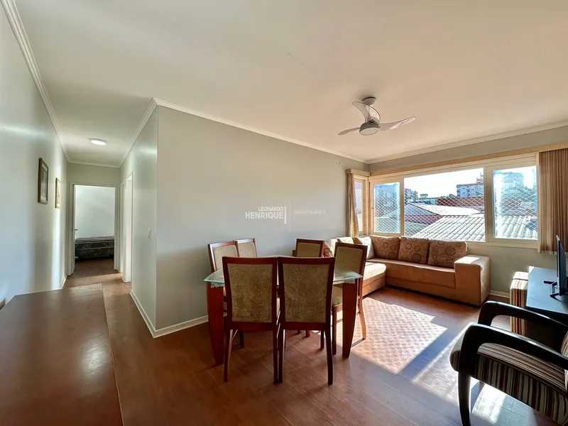 APARTAMENTO COM SACADA DE FRENTE JUNTO AO MAR E PRAÇA: 3ª foto da galeria de imagens do imóvel