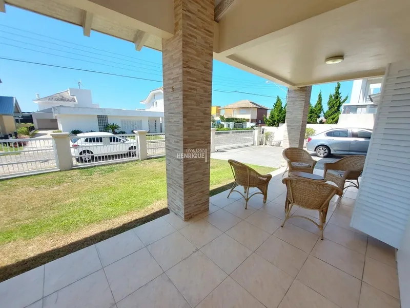 Lindo sobrado a uma quadra do mar em região nobre de Atlântida.: 4ª foto da galeria de imagens do imóvel