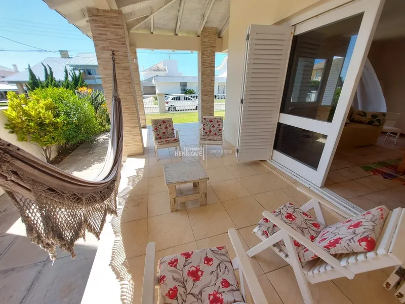 Lindo sobrado a uma quadra do mar em região nobre de Atlântida.: 3ª foto da galeria de imagens do imóvel