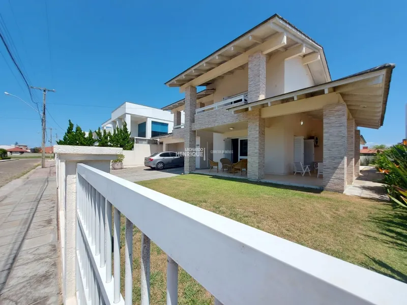 Lindo sobrado a uma quadra do mar em região nobre de Atlântida.: 2ª foto da galeria de imagens do imóvel