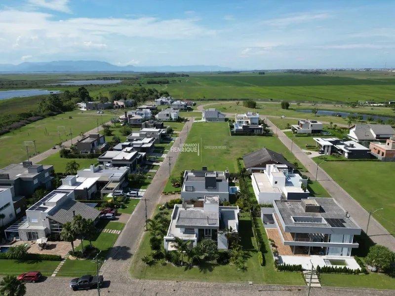 BELÍSSIMA CASA EM CONDOMÍNIO A BEIRA LAGO: 35ª foto da galeria de imagens do imóvel