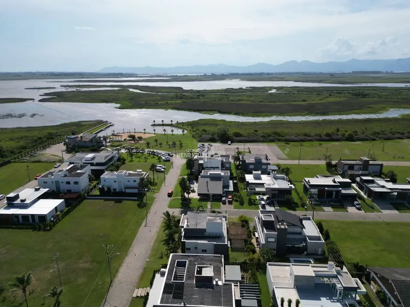 BELÍSSIMA CASA EM CONDOMÍNIO A BEIRA LAGO: 34ª foto da galeria de imagens do imóvel