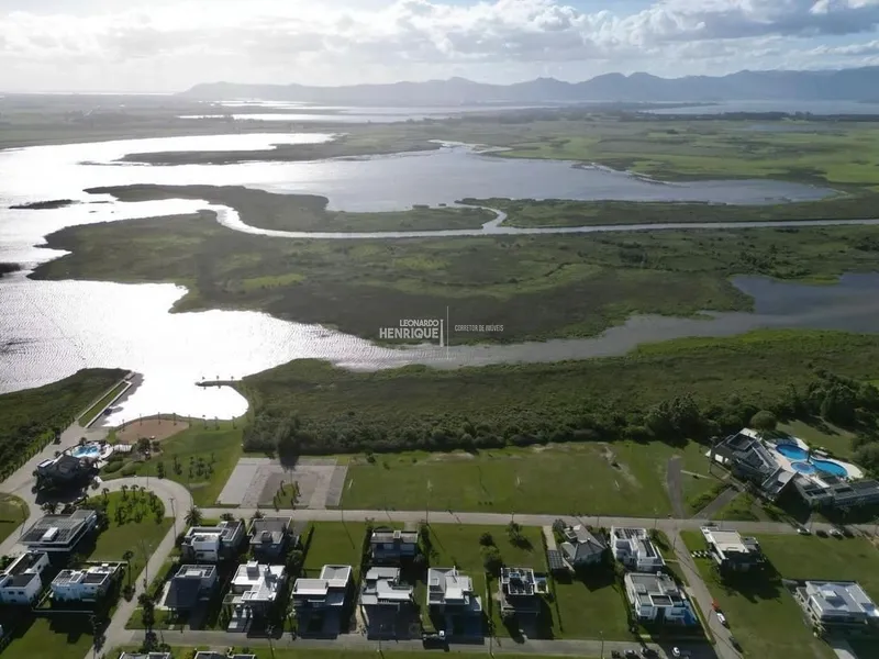 BELÍSSIMA CASA EM CONDOMÍNIO A BEIRA LAGO: 42ª foto da galeria de imagens do imóvel