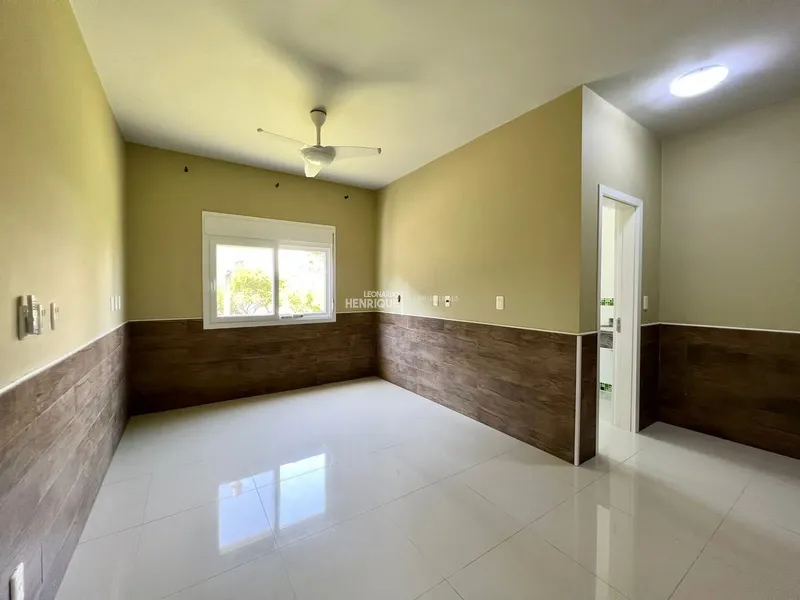 BELÍSSIMA CASA EM CONDOMÍNIO A BEIRA LAGO: 25ª foto da galeria de imagens do imóvel