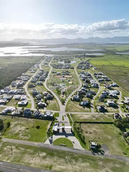 BELÍSSIMA CASA EM CONDOMÍNIO A BEIRA LAGO: 39ª foto da galeria de imagens do imóvel