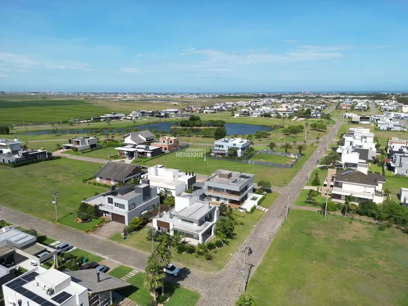 BELÍSSIMA CASA EM CONDOMÍNIO A BEIRA LAGO: 30ª foto da galeria de imagens do imóvel