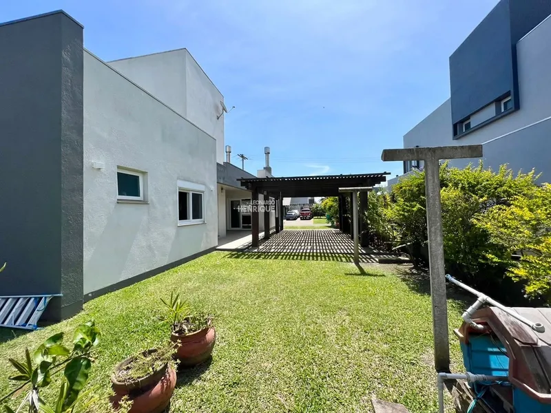 BELÍSSIMA CASA EM CONDOMÍNIO A BEIRA LAGO: 8ª foto da galeria de imagens do imóvel