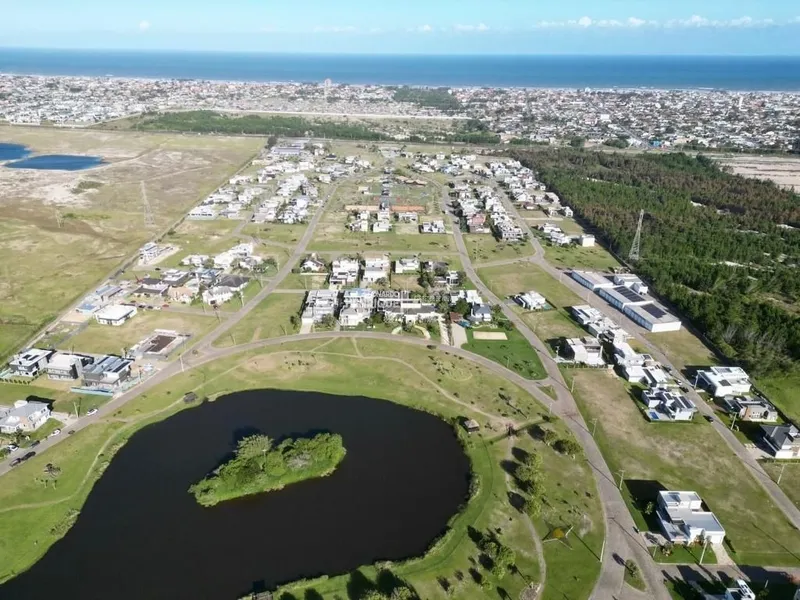 BELÍSSIMA CASA EM CONDOMÍNIO A BEIRA LAGO: 37ª foto da galeria de imagens do imóvel