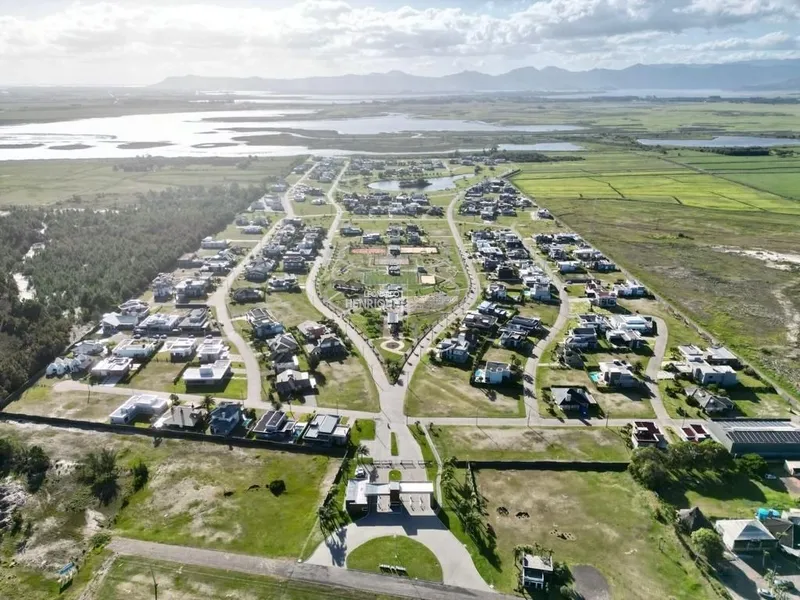 BELÍSSIMA CASA EM CONDOMÍNIO A BEIRA LAGO: 40ª foto da galeria de imagens do imóvel