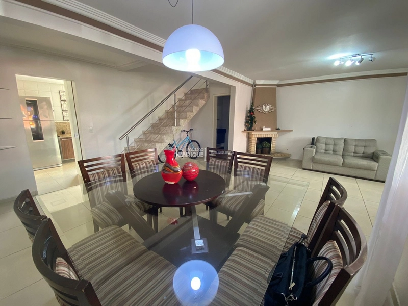 Sobrado com piscina no centro, região de Moradores: 4ª foto da galeria de imagens do imóvel