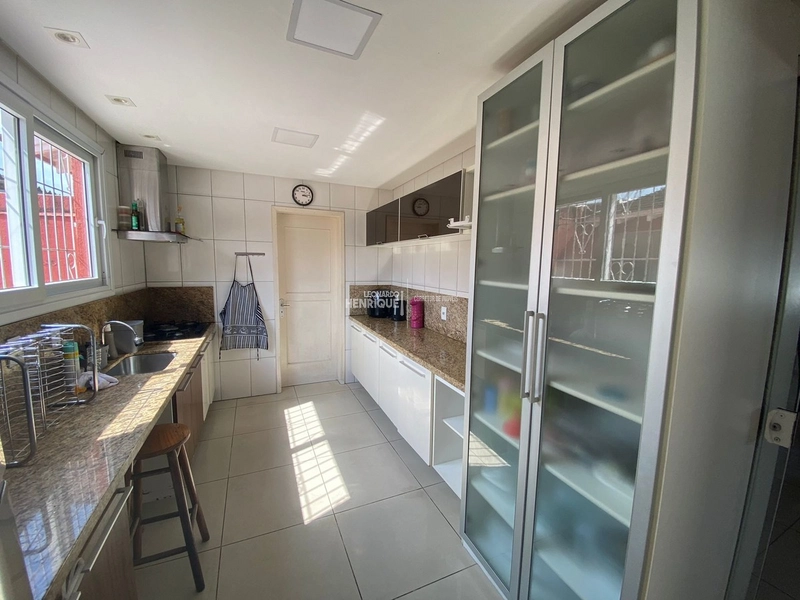 Sobrado com piscina no centro, região de Moradores: 8ª foto da galeria de imagens do imóvel