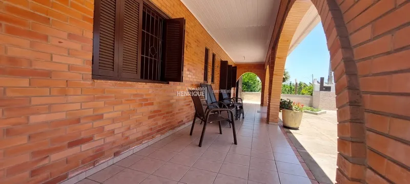 CASA COM TRÊS DORMITÓRIOS: 2ª foto da galeria de imagens do imóvel