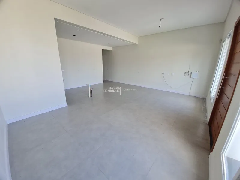 LINDA CASA DE DOIS DORMITÓRIOS PRÓXIMO AO MAR: 1ª foto da galeria de imagens do imóvel