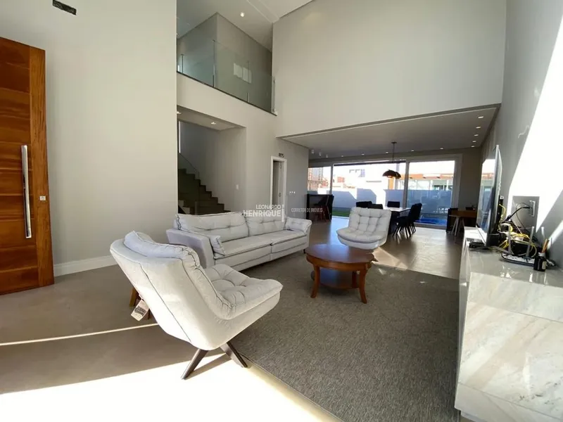 BELÍSSIMA RESIDÊNCIA COM PÉ DIREITO ALTO: 6ª foto da galeria de imagens do imóvel