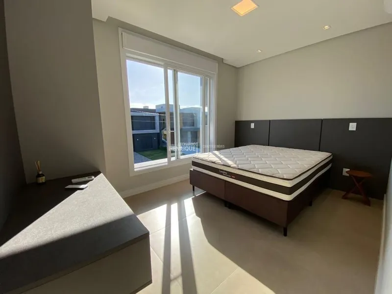 BELÍSSIMA RESIDÊNCIA COM PÉ DIREITO ALTO: 23ª foto da galeria de imagens do imóvel