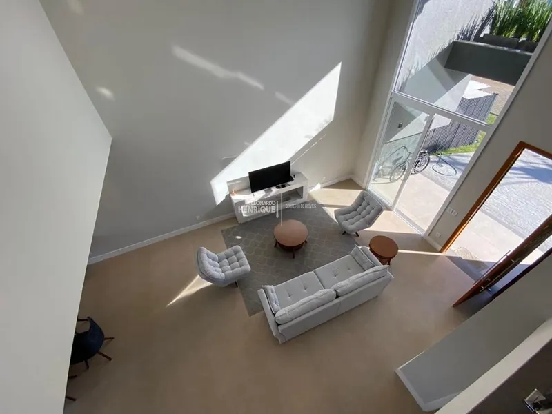 BELÍSSIMA RESIDÊNCIA COM PÉ DIREITO ALTO: 28ª foto da galeria de imagens do imóvel