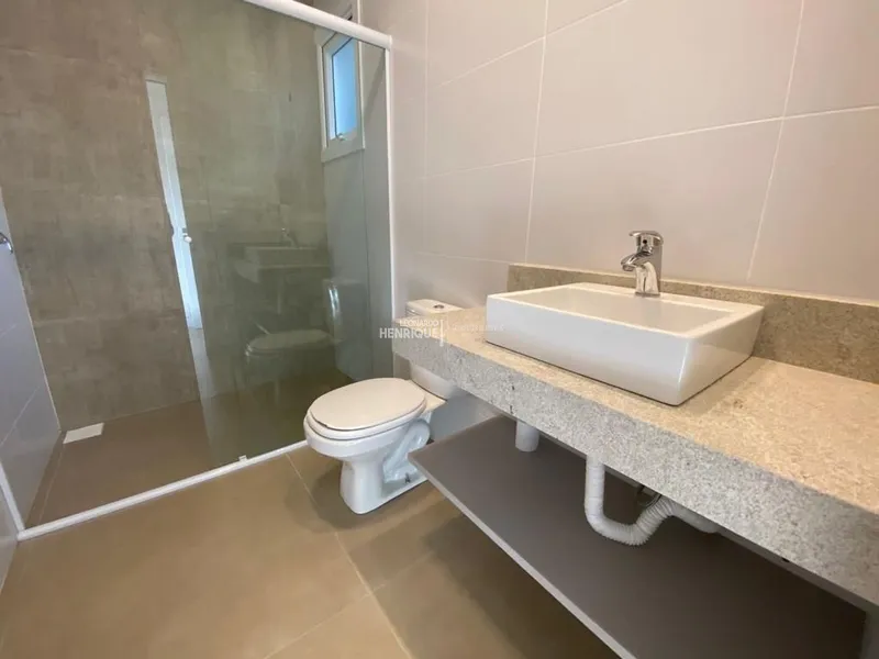 BELÍSSIMA RESIDÊNCIA COM PÉ DIREITO ALTO: 21ª foto da galeria de imagens do imóvel